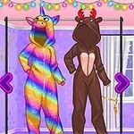 Tri postavy oblečené v pestrofarebných onesies, jedna ako jednorožec, druhá ako sob a tretia ako dúhový drak, v izbe s farebnými svetlami