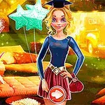Žena v modro-červených šatách s maturitnou čiapkou stojí v obývacej izbe so žiarivým pozadím a dekoráciami