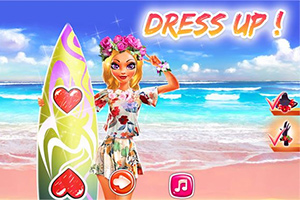 Dievča v kvetovaných šatách stojí vedľa farebného surfu na pláži s nápisom „DRESS UP!