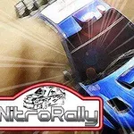 Modré závodné auto na piesočnatej trati s logom NitroRally v popredí