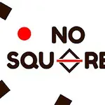Text „NO SQUARES“ s geometrickými tvarmi hnedých štvorcov a červených kruhov na bielom pozadí