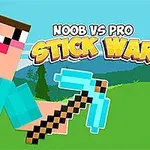Postava v pixelovanej grafike drží modrý krompáč s nápisom NOOB VS PRO STICK WAR v pozadí na zelenej lúke
