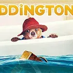 Medvedík s červeným klobúkom vykúkajúci z vane na pozadí s nápisom Paddington a malou žltou kačkou vo vode