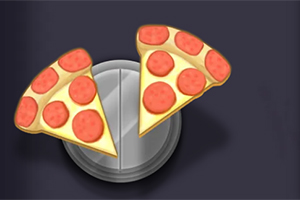 Dva kúsky pizze s pepperoni na tanieri na tmavom pozadí