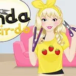 Blondína s mašľou na hlave drží nožnice a kefu, stojí pred ružovým gaučom, oblečená v žltom tričku s potlačou jahôd