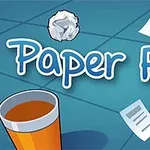 Nápis Paper Flick na modrom pozadí s lietajúcimi papiermi, papierovou guličkou, pohárom a ventilátorom