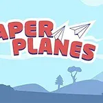 Nápis Paper Planes s obrázkami papierových lietadiel na modrom pozadí s jednoduchou krajinou a stromami
