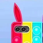 Farebný pop-it tvaru zajaca s dvoma vystúpenými ušami a fotoaparátom so šošovkami v strede
