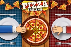 Dve ruky s palcami hore nad okrúhlou pizzou na drevenom stole, obklopenou príbormi a taniermi na modrej a červenej kockovanej obruse