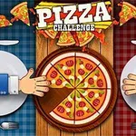 Dve ruky s palcami hore nad okrúhlou pizzou na drevenom stole, obklopenou príbormi a taniermi na modrej a červenej kockovanej obruse