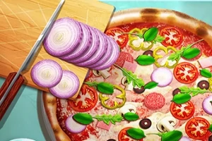 Pizza obložená zeleninou, mäsom a kúskami cibuľe na doske, pripravená na krájanie