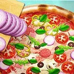 Pizza obložená zeleninou, mäsom a kúskami cibuľe na doske, pripravená na krájanie