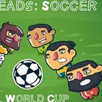 Postavy s veľkými hlavami v rôznych dresoch obklopujú futbalovú loptu na zelenom pozadí