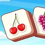 Dve hracie kocky s ovocnými ilustráciami čerešní a hrozna na modrom pozadí s oblakmi