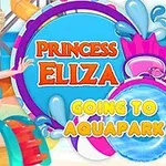 Blondína v modrých plavkách stojí pri pestrofarebnej šmýkačke s nápismi „Princess Eliza“ a „Going to Aquapark“