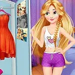 Dievča s dlhými blond vlasmi stojí vedľa šatníka s kvetinovými a oranžovými šatami