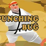 Muž v bielom karate oblečení s červenou čelenkou stojí v púšti vedľa chrobáka, s textom Punching Bug pred ním