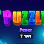 Farebný nápis PUZZLE s textom Fever a ikonou trofeje s číslom 1891 na tmavomodrom pozadí s farebnými šesťuholníkmi