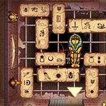 Drevená miestnosť s mrežami a šachovnicou plnou hieroglyfov a sarkofágom uprostred