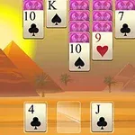 Kartová hra na pozadí púšte s pyramídami a palmami pri západe slnka