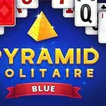 Karty vo vzduchu okolo piramídy s nápisom PYRAMID SOLITAIRE BLUE na modrom pozadí