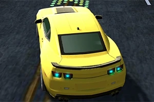 Žlté športové auto jazdí po asfaltovej ceste, pričom na jej povrchu sú viditeľné zelené kruhy