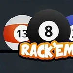 Biliardové gule s číslami 13, 8 a 2 s nápisom RackEm v popredí