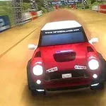 Červené auto s bielou strechou jazdí po piesočnej ceste s pretekárskymi reklamami po bokoch