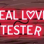 Svetelný nápis Real Love Tester s roztomilým srdiečkom na drevenom pozadí