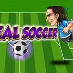 Dve kreslené postavy v červených a modrých dresoch na futbalovom ihrisku s nápisom Real Soccer a futbalovou loptou v strede
