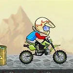 Motorkár v prilbe jazdí na zelenom motocykli vedľa sudu s toxickým varovaním na skalnatej ceste
