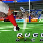 Rugbyový hráč v červených dresoch kope loptu na ihrisku so zaplnenými tribúnami v pozadí