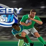 Dvaja ragbyoví hráči, jeden v zelenom drese uteká s loptou, zatiaľ čo ho druhý v modrom drese snaží zastaviť na ihrisku, s nápisom „Rugby Rush“ nad nimi