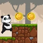 Panda stojí na kamennej plošine s machom v lese a nad ňou sú dve zlaté mince