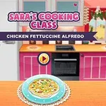 Kreslená postava ženy v kuchyni stojí vedľa taniera s kuracími fettuccine Alfredo na drevenom stole, s názvom Saras Cooking Class v pozadí