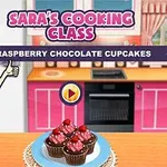 Kreslená postava v kuchyni s textom „Saras Cooking Class“ a tanierom malinových čokoládových cupcakes