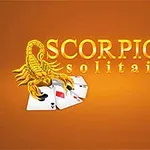 Zlatý škorpión na hracích kartách s nápisom na oranžovom pozadí