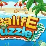 Farebný nápis Sealife Puzzle s plážovým prostredím, palmami a piesočnatou plážou v pozadí