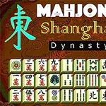 Mahjong Shanghai Dynasty s farebnými dlaždicami a veľkými znakmi na drevenom pozadí