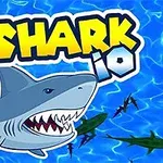 Kreslený žralok s otvorenými ústami pláva v modrej vode s názvom Shark io