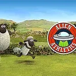 Tri ovce skáču cez seno na lúke pod modrou oblohou s logom „Alien Athletics“