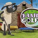 Ovečka s golfovou palicou na dvore s vidieckym domčekom a logom Baahmy Golf