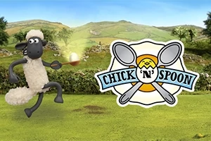 Animovaná ovečka so zlatým predmetom na lyžici stojí na zelenej lúke vedľa loga s lyžičkami a názvom Chick n Spoon
