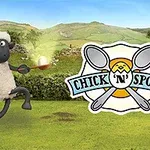 Animovaná ovečka so zlatým predmetom na lyžici stojí na zelenej lúke vedľa loga s lyžičkami a názvom Chick n Spoon