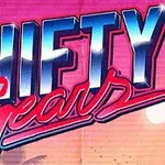 Text Shifty Gears v retro štýle na pozadí s palmami a zapadajúcim slnkom