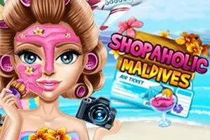 Žena s pleťovou maskou drží fotoaparát na pláži s nápisom Shopaholic Maldives v pozadí