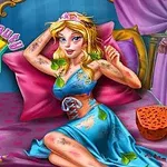 Kreslená blondína na posteli v modrých šatách s korunkou a stopami špiny v izbe s kozmetickými doplnkami
