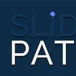 Tmavomodré pozadie s výrazným nápisom SLIDE PATH v bielych a modrých písmenách, s malými červenými a modrými bodkami na vrchole písmen