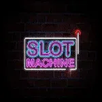 Neónový nápis SLOT MACHINE na tmavom tehlovom pozadí