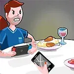 Dvaja animovaní ľudia sediaci pri stole s jedlom, držia elektronické zariadenia a majú vážny výraz